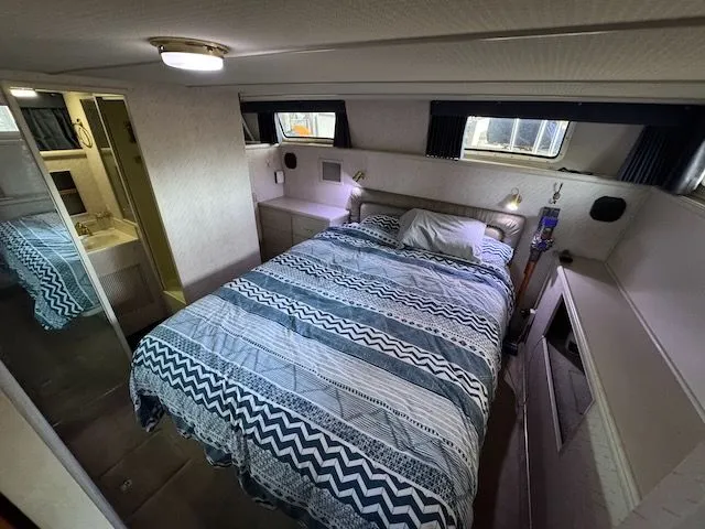 Slide: The Image of Tollycraft 44 CPMY 1988 - 17