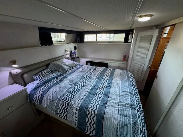 Slide: The Image of Tollycraft 44 CPMY 1988 - 18