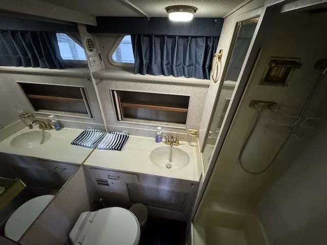 Slide: The Image of Tollycraft 44 CPMY 1988 - 19