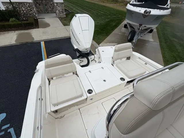 Slide: The Image of Boston Whaler 250 Dauntless 2022 - 4