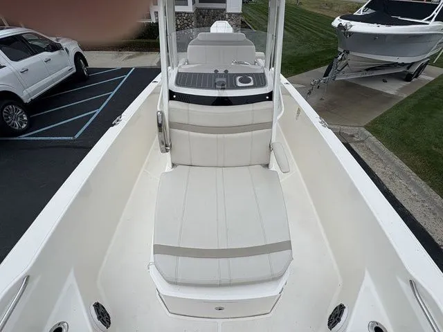 Slide: The Image of Boston Whaler 250 Dauntless 2022 - 7