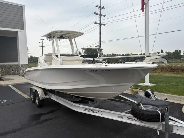 Slide: The Image of Boston Whaler 250 Dauntless 2022 - 9