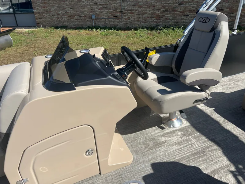 Slide: The Image of Bentley Pontoons Legacy 223 Swingback Tritoon & Honda 4-Stroke EFI 2026 - 10