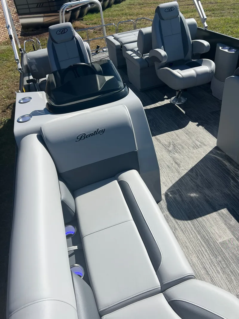 Slide: The Image of Bentley Pontoons Legacy 220 QSB Swingback & Honda 4-Stroke EFI 2026 - 29