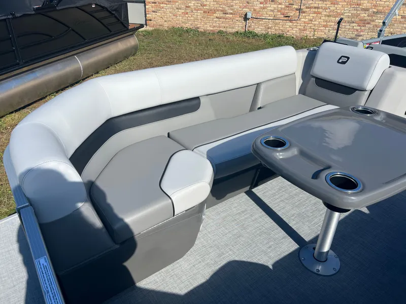 Slide: The Image of Princecraft Vectra 23 RL 2025 - 6