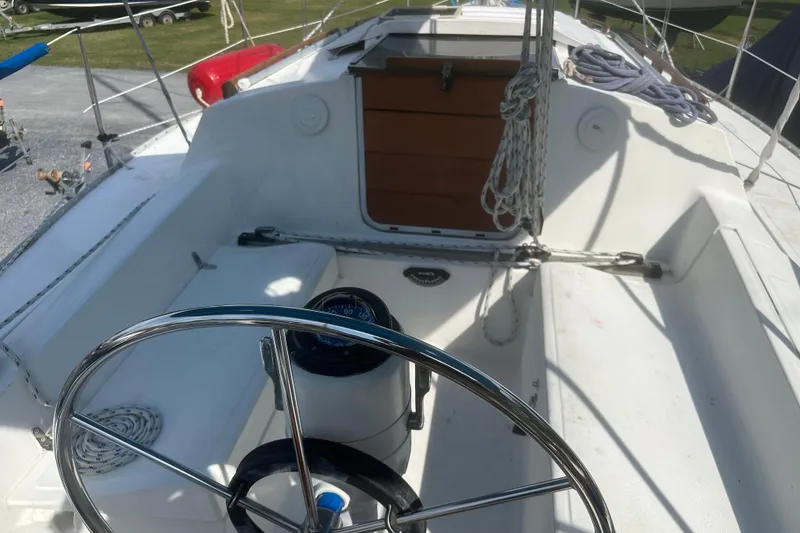 Slide: The Image of Cockpit of 1985 Hunter 28.5 sailboat with steering wheel and ropes. - 9
