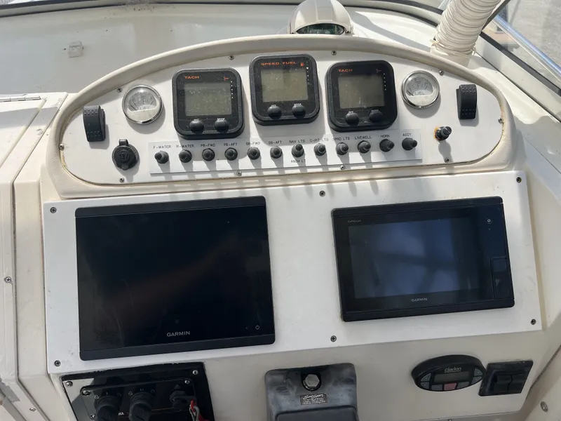 Slide: The Image of Dashboard of a 2002 World Cat 266SC boat. - 4