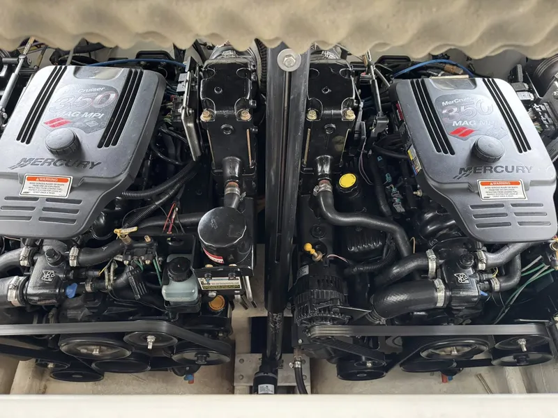 Slide: The Image of Crownline Boats Bowrider 320 LS 2006 - 14