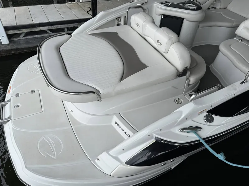 Slide: The Image of Crownline Boats Bowrider 320 LS 2006 - 16
