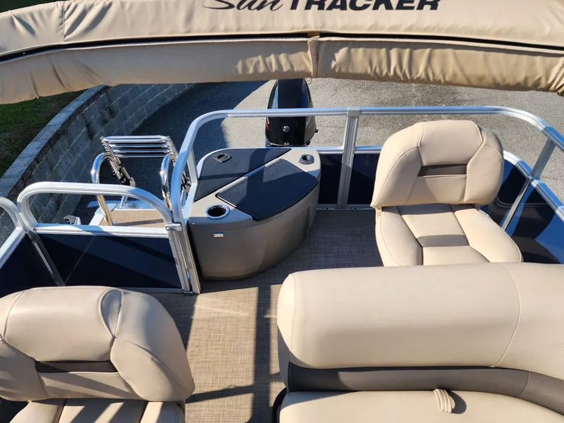 Slide: The Image of Sun Tracker Bass Buggy 18 DLX 2023 - 3