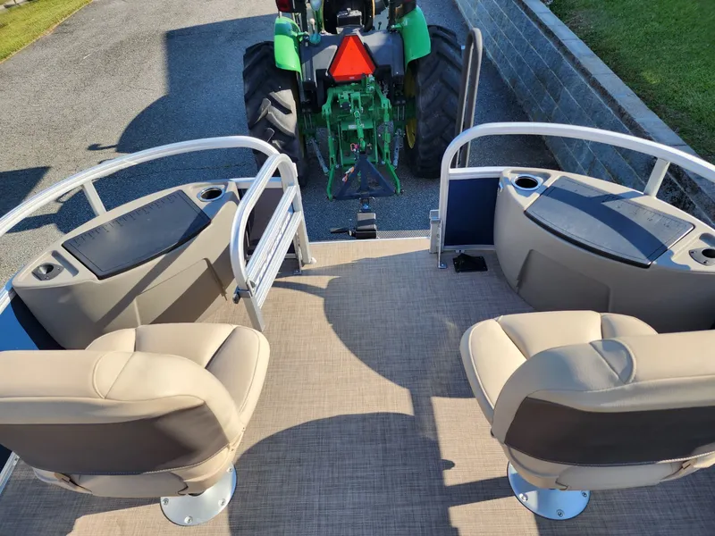 Slide: The Image of Sun Tracker Bass Buggy 18 DLX 2023 - 6