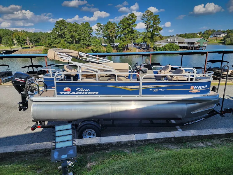 Slide: The Image of Sun Tracker Bass Buggy 18 DLX 2023 - 8