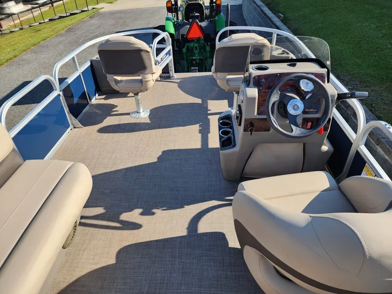 Slide: The Image of Sun Tracker Bass Buggy 18 DLX 2023 - 9