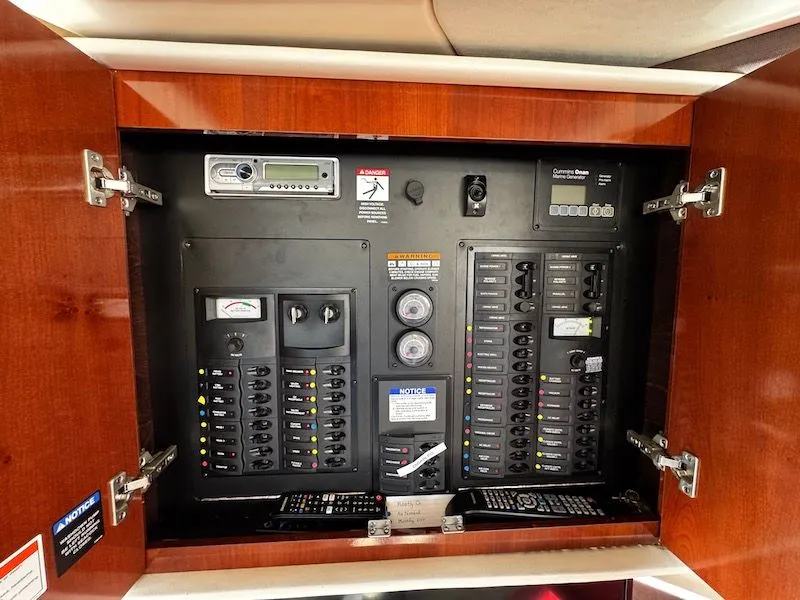 Slide: The Image of Meridian 441 Sedan 2010 - 19