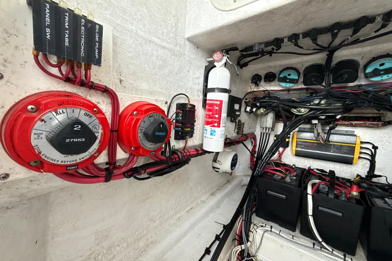 Slide: The Image of Electrical system and fire extinguisher in a 2005 Contender 27 Open boat. - 20