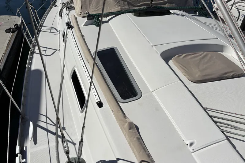 Slide: The Image of 1997 Beneteau Oceanis 400 sailboat deck with hatches and rigging details. - 11
