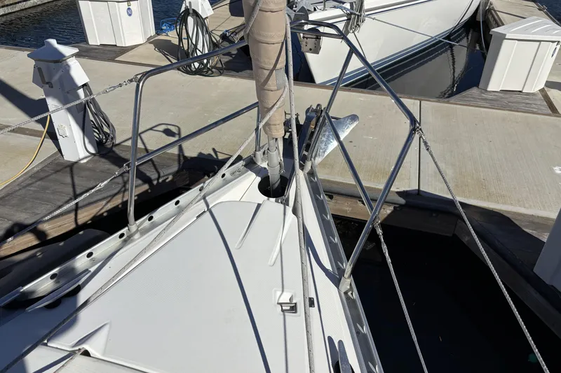 Slide: The Image of Bow of a 1997 Beneteau Oceanis 400 sailboat docked at a marina. - 13