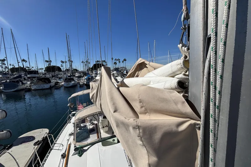 Slide: The Image of 1997 Beneteau Oceanis 400 sailboat docked in a marina, surrounded by other boats. - 19