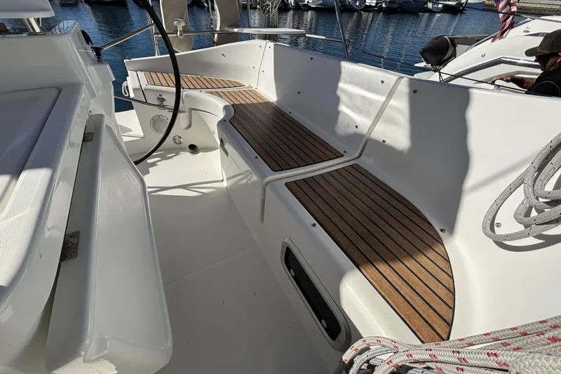 Slide: The Image of Cockpit of 1997 Beneteau Oceanis 400 sailboat with teak seating and nautical ropes. - 35
