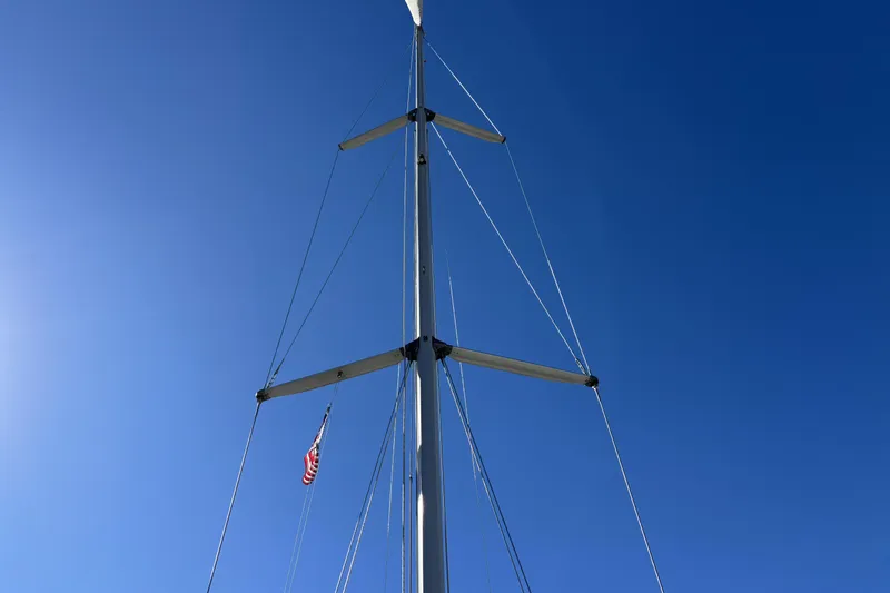 Slide: The Image of Mast of 1997 Beneteau Oceanis 400 sailboat against clear blue sky. - 7