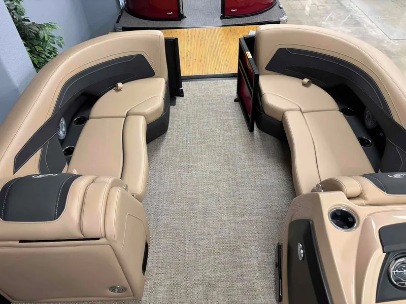 Slide: The Image of Mercury engine on Barletta Cabrio 22QC, year 2026. - 6