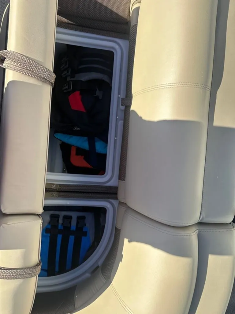 Slide: The Image of Regency 230 DL3 2021 - 3