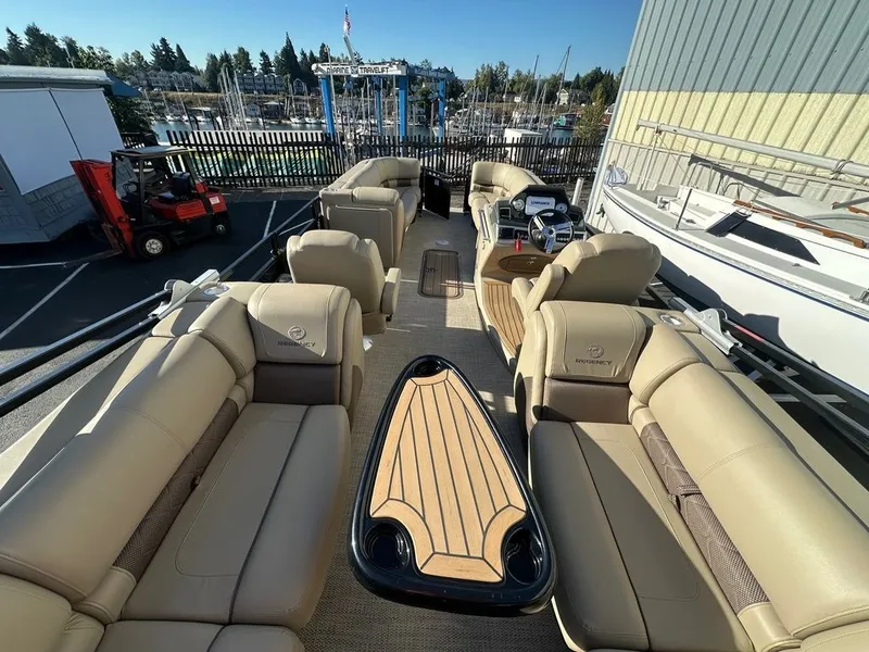 Slide: The Image of Regency 230 DL3 2021 - 7