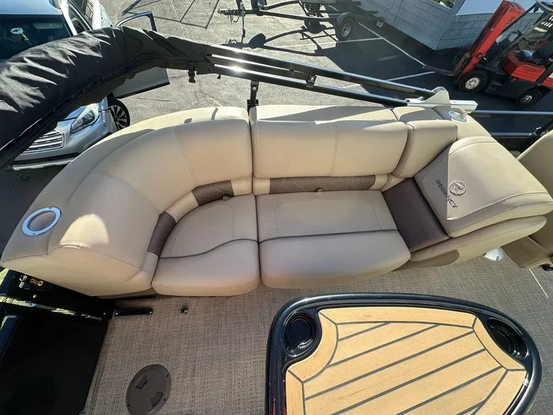 Slide: The Image of Regency 230 DL3 2021 - 8