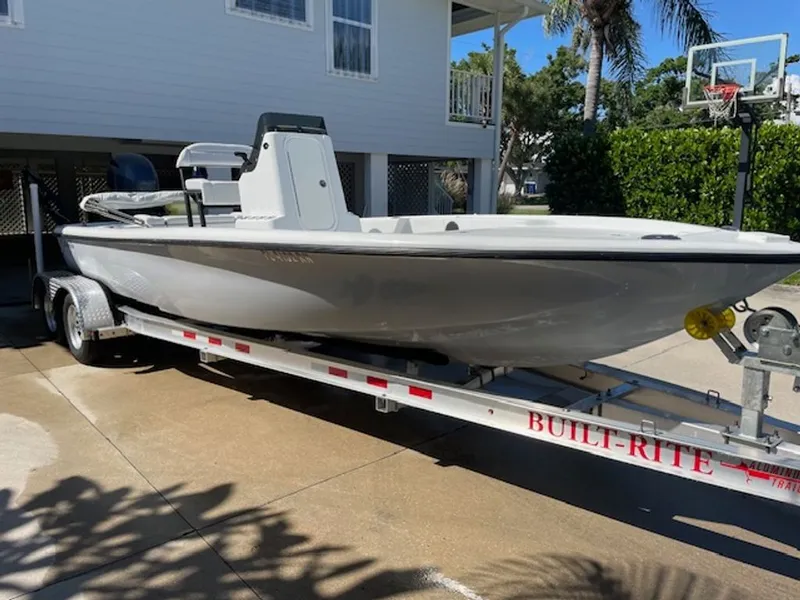 Slide: The Image of Yellowfin 21 Bay 2018 - 4