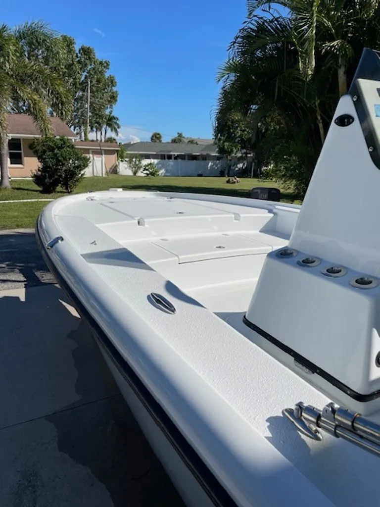 Slide: The Image of Yellowfin 21 Bay 2018 - 6