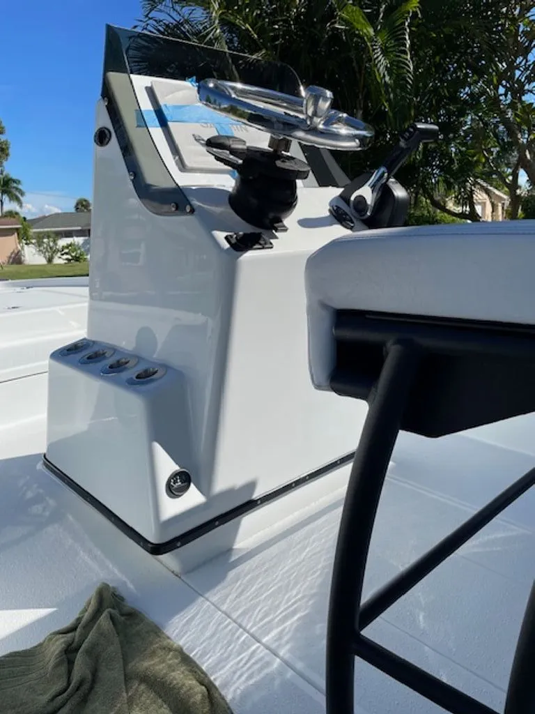 Slide: The Image of Yellowfin 21 Bay 2018 - 7