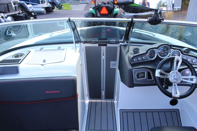 Slide: The Image of MasterCraft XT23 2017 - 12