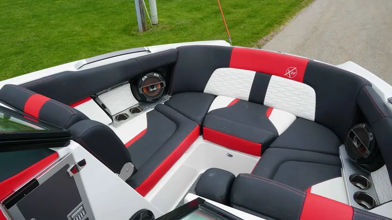 Slide: The Image of MasterCraft X22 2019 - 9