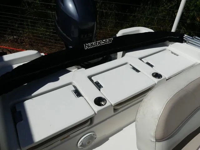 Slide: The Image of NauticStar 211 Angler 2017 - 9