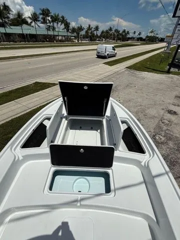 Slide: The Image of Yellowfin 24CE 2026 - 10