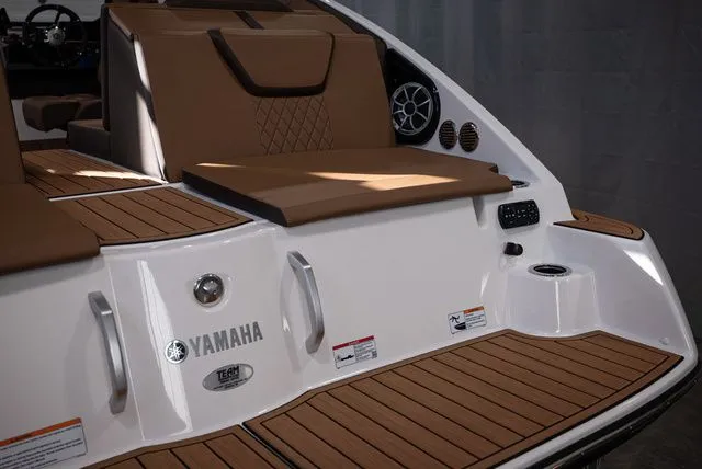 Slide: The Image of Yamaha 222S 2025 - 17