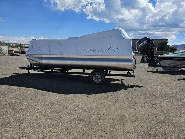 The Image of Sun Tracker Bass Buggy 18 DLX 2026 - 1