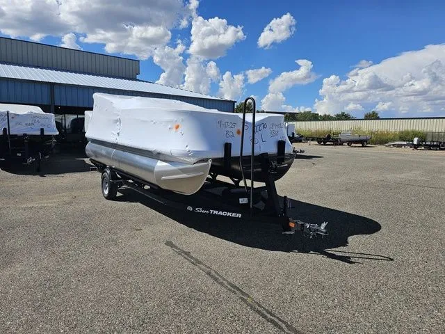 Slide: The Image of Sun Tracker Bass Buggy 18 DLX 2026 - 3