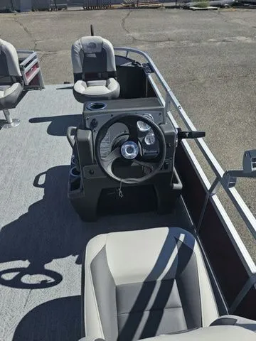 Slide: The Image of Sun Tracker Bass Buggy 18 DLX 2026 - 6