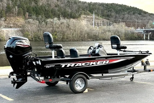 Slide: The Image of 2026 Tracker Pro Team 175 Crappie Edition capacity label, 4 persons or 560 lbs, U.S. Coast Guard compliant. - 26