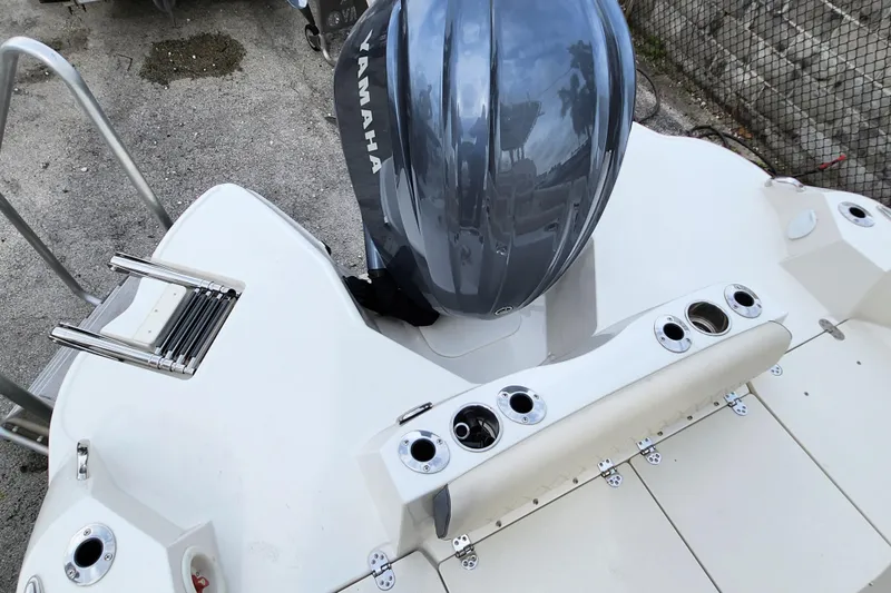 Slide: The Image of 2023 Stingray 236 CC boat with Yamaha outboard motor and swim platform. - 5