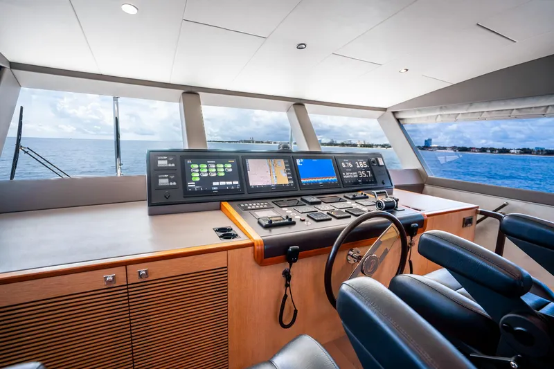 Slide: The Image of Modern yacht helm with advanced navigation systems, Horizon FD80, 2020 model, ocean view. - 113
