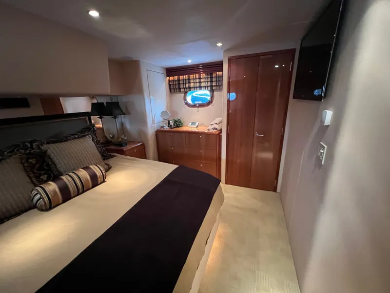 Slide: The Image of Hatteras 64 Motor Yacht 2008 - 16