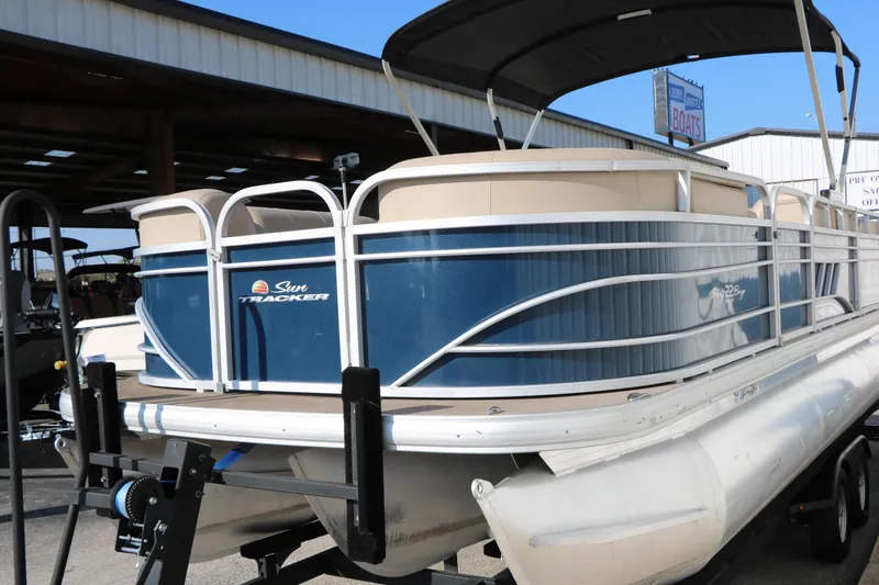 Slide: The Image of 2022 Sun Tracker Party Barge 22 RF XP3 pontoon boat on trailer. - 7