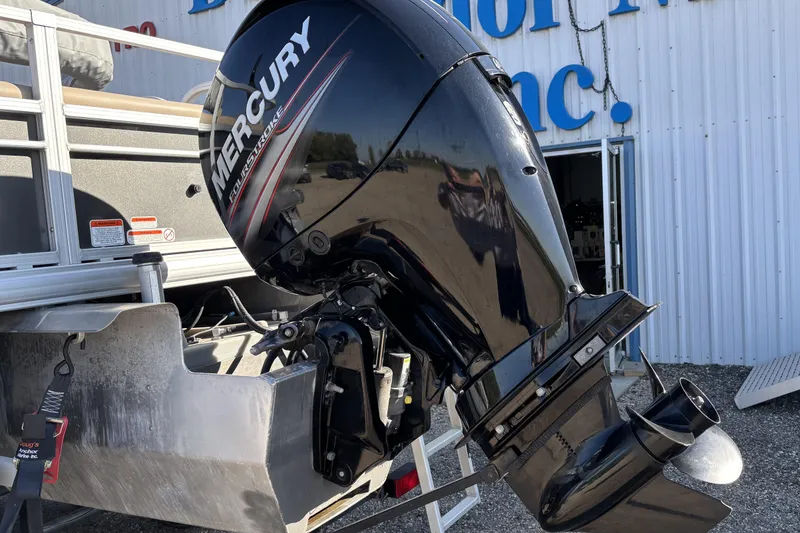 Slide: The Image of 2017 Sun Tracker Fishin' Barge 22 XP3 with Mercury outboard motor. - 7