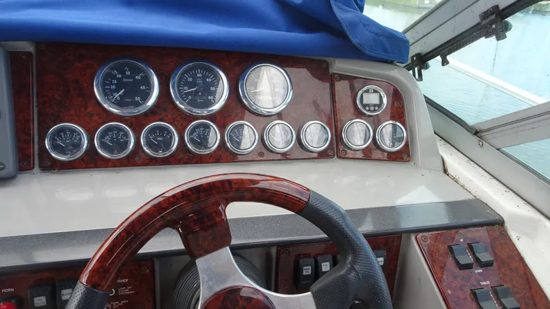 Slide: The Image of Formula 31 Performance Cruiser 2001 - 14