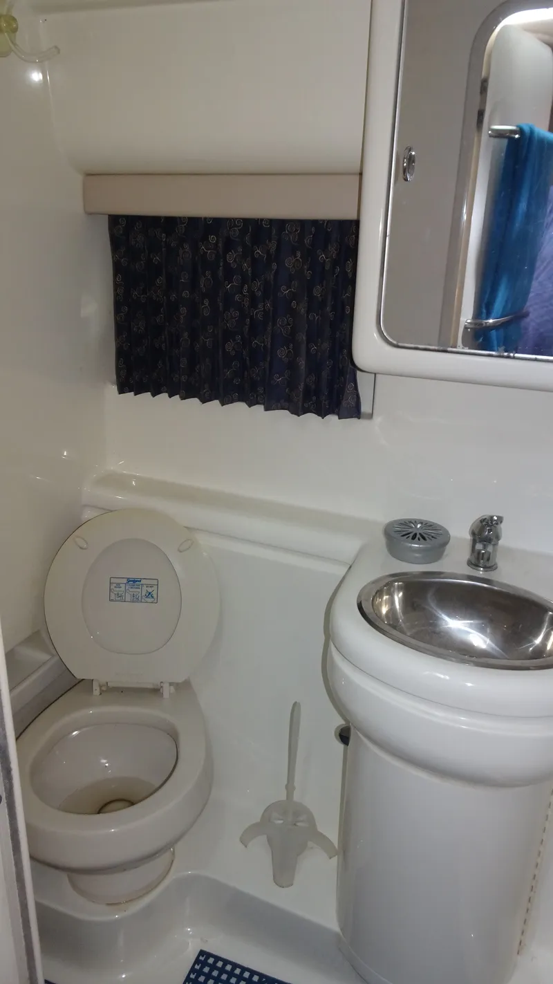 Slide: The Image of Formula 31 Performance Cruiser 2001 - 23