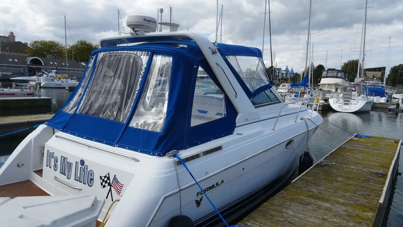 Slide: The Image of Formula 31 Performance Cruiser 2001 - 3