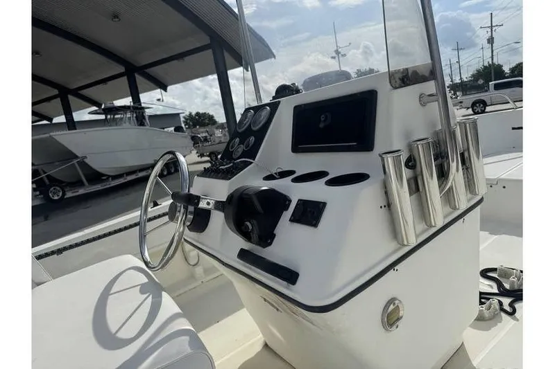 Slide: The Image of 2000 Hydra-Sports 18cc boat on trailer at The Boat Yard dealership. - 14