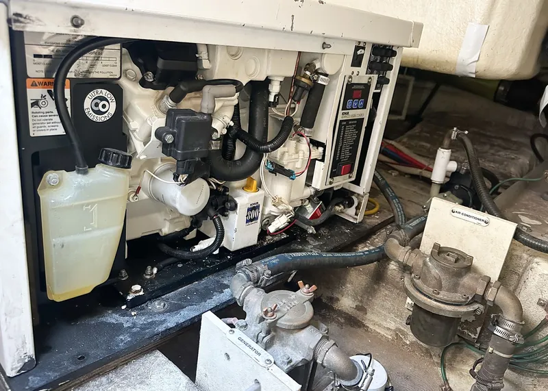 Slide: The Image of VHF Raymarine - 41